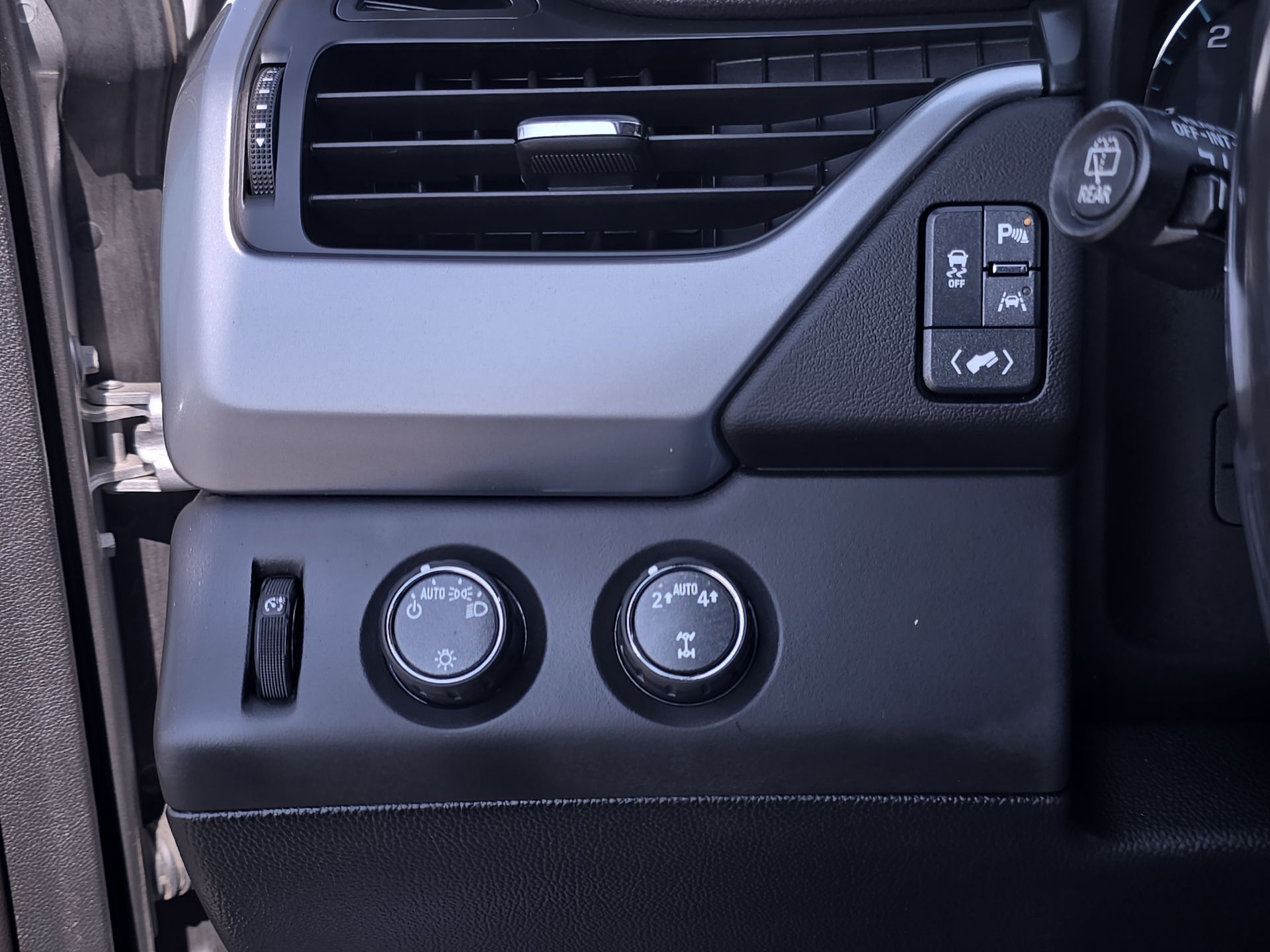 2017 Chevrolet Suburban LT photo 15