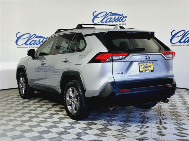 2022 Toyota RAV4 Hybrid XLE photo 2