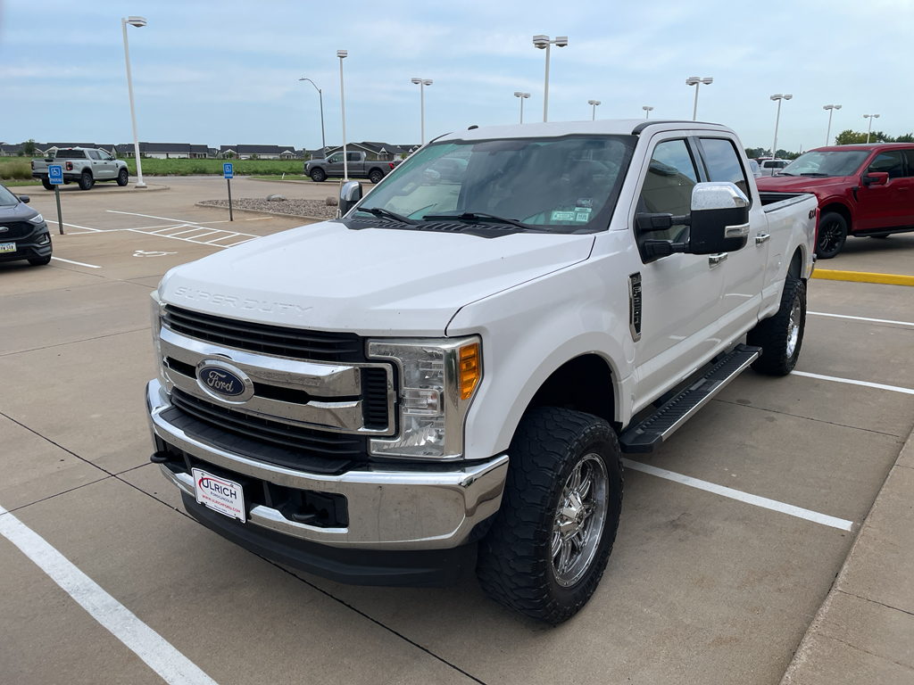 2017 Ford F-250 XLT photo 2