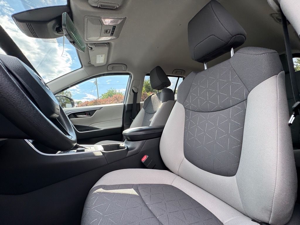 2022 Toyota RAV4 Hybrid XLE photo 14