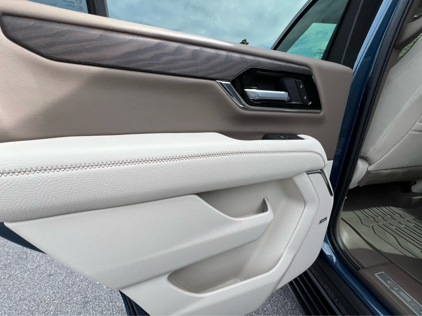 2025 Gmc Yukon Denali photo 9