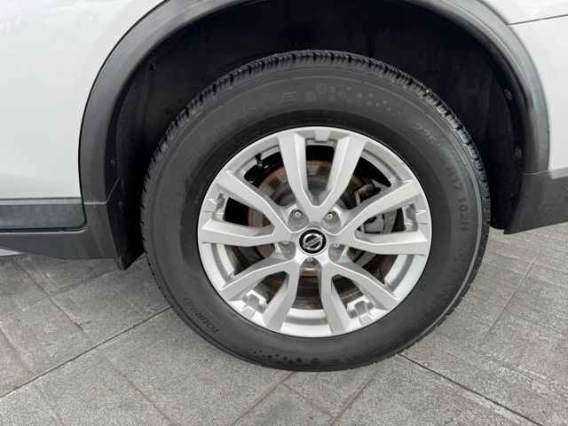 2018 Nissan Rogue SV photo 3