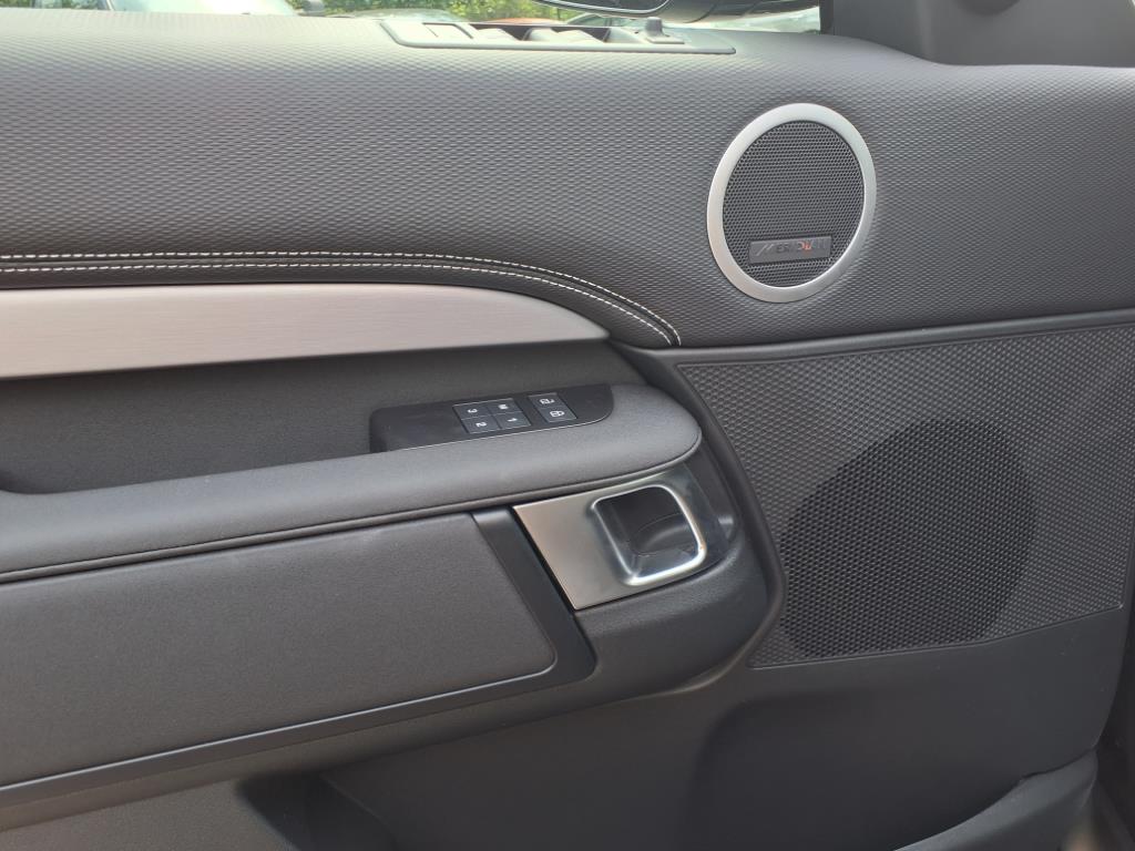 2025 Land Rover Discovery SE photo 10