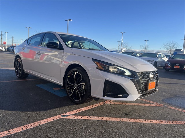 2025 Nissan Altima SR photo 4