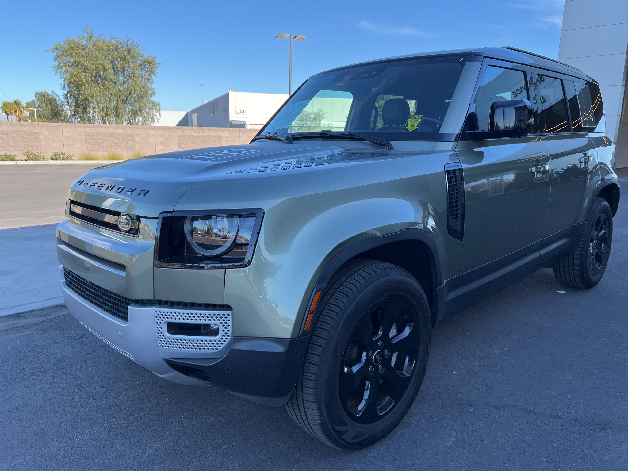 2023 Land Rover Defender SE's photo