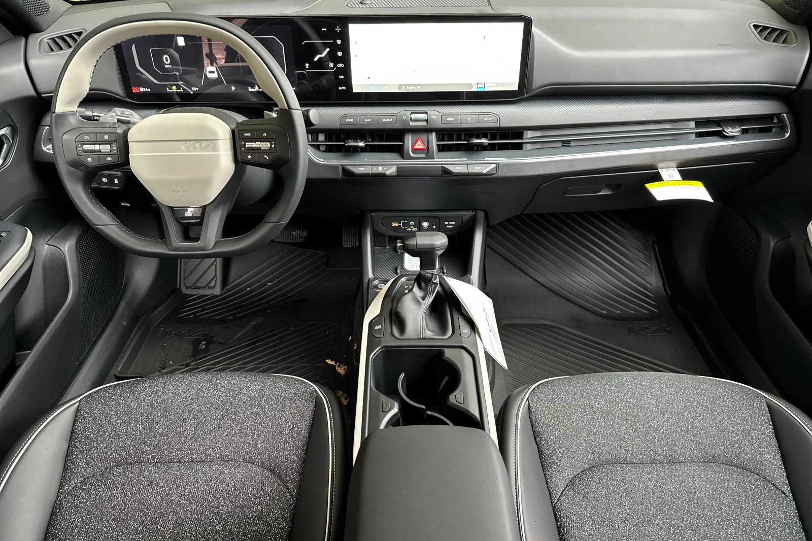 2025 Kia K4 GT-Line photo 8