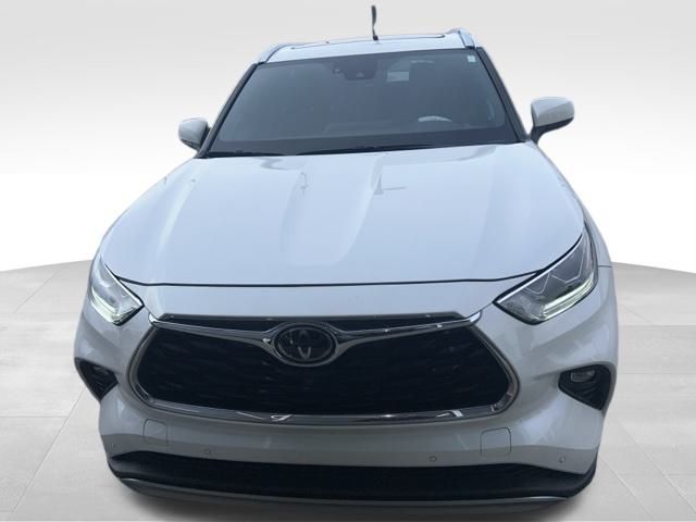 2021 Toyota Highlander Platinum's photo