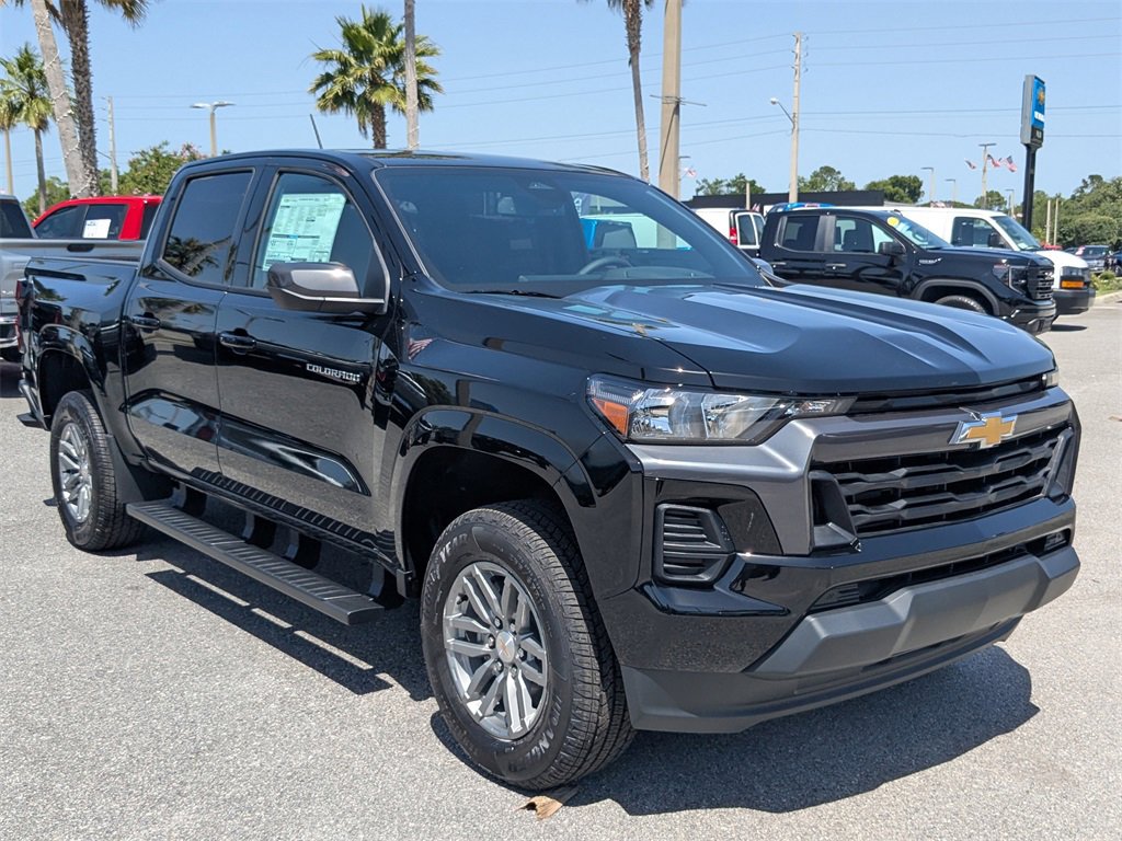 2025 Chevrolet Colorado Work Truck LT photo 2
