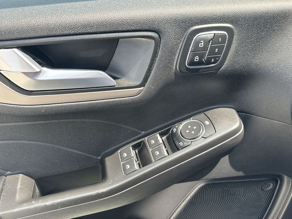 2022 Ford Escape SEL photo 12