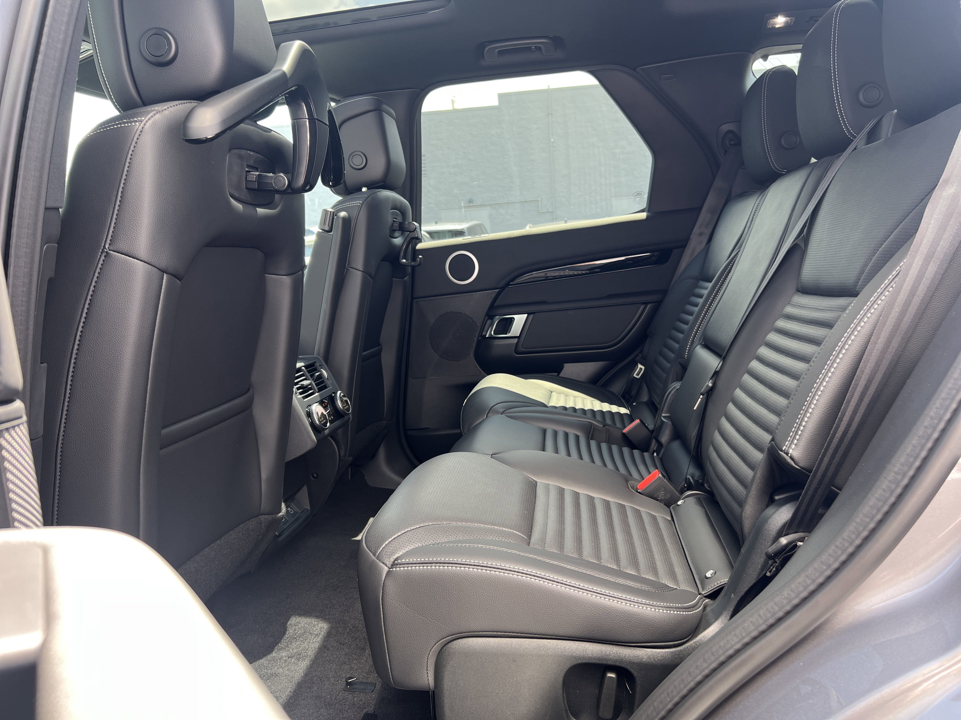 2025 Land Rover Discovery S photo 17