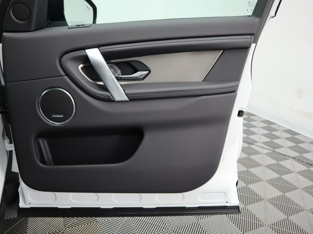 2025 Land Rover Discovery Sport SE photo 24