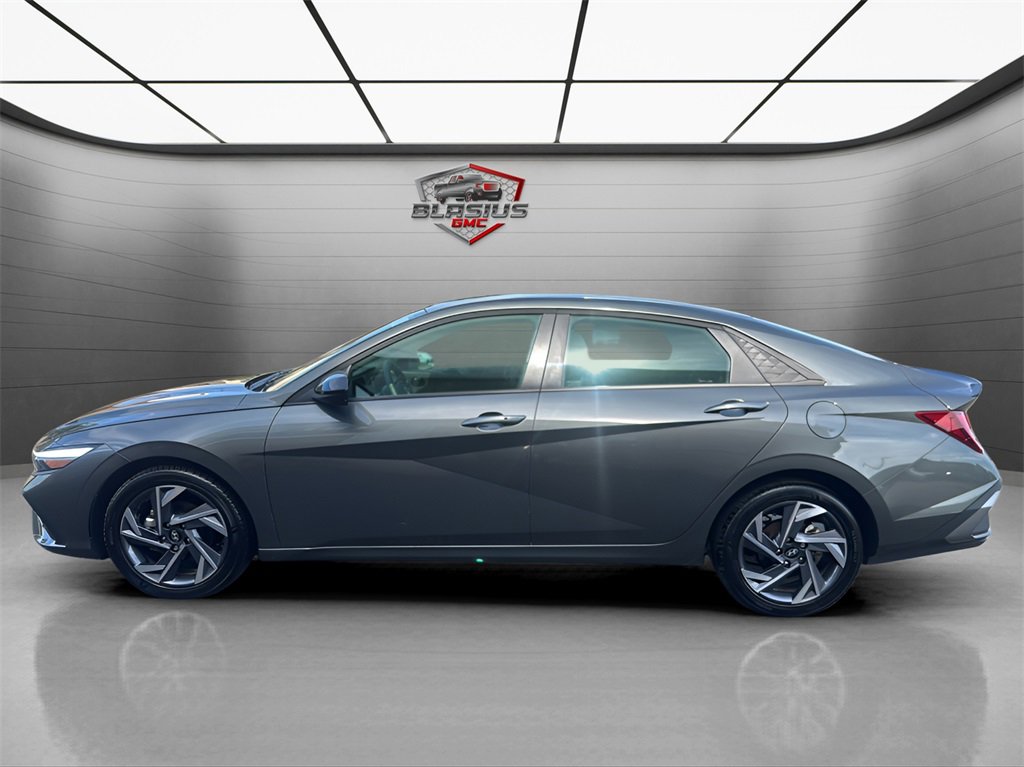 2025 Hyundai Elantra SEL Sport photo 2