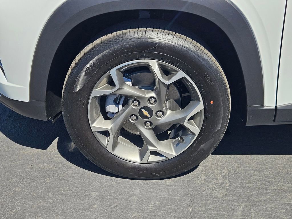 2025 Chevrolet Trax LT photo 33