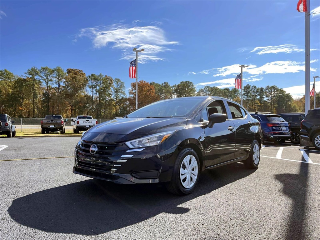 2025 Nissan Versa 1.6 S photo 2