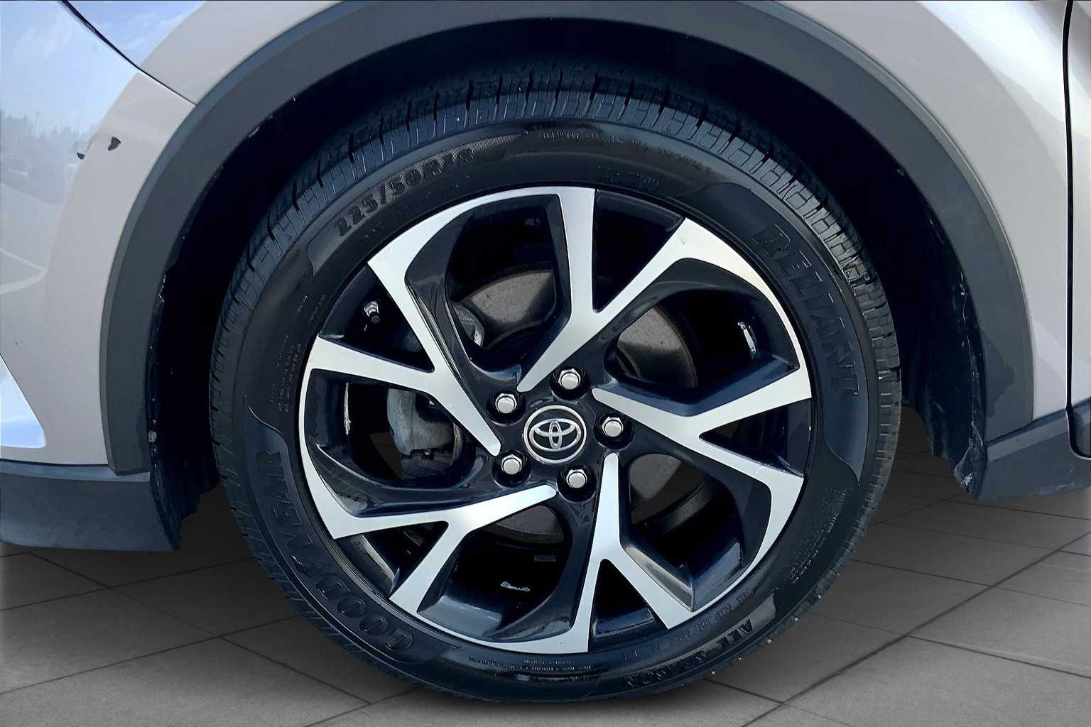 2018 Toyota C-HR XLE Premium photo 9