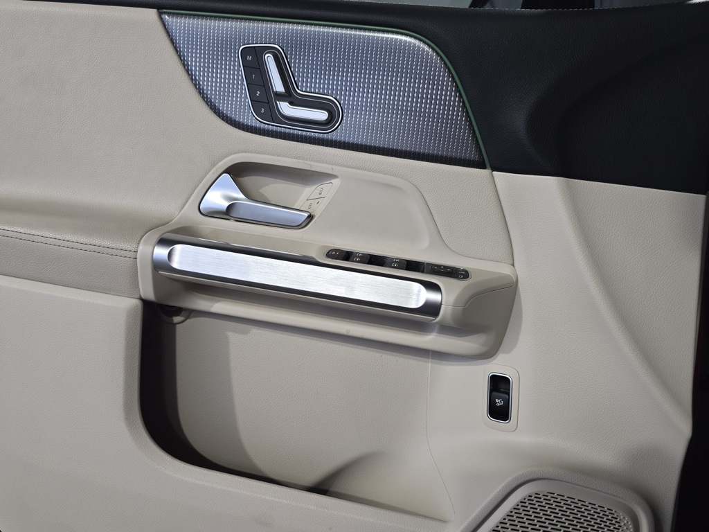 2021 Mercedes Benz GLB 250 photo 12