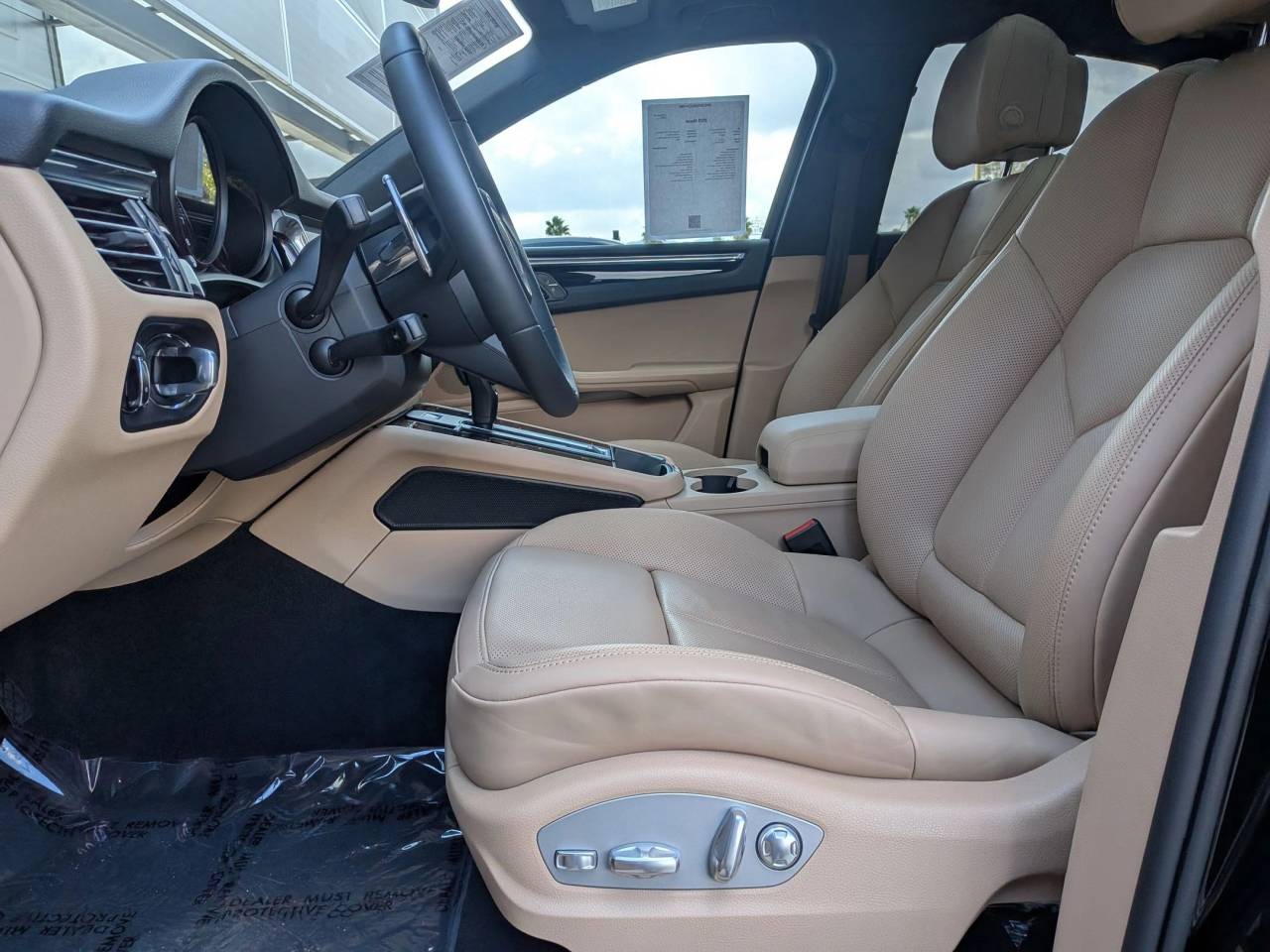 2025 Porsche Macan Base photo 3