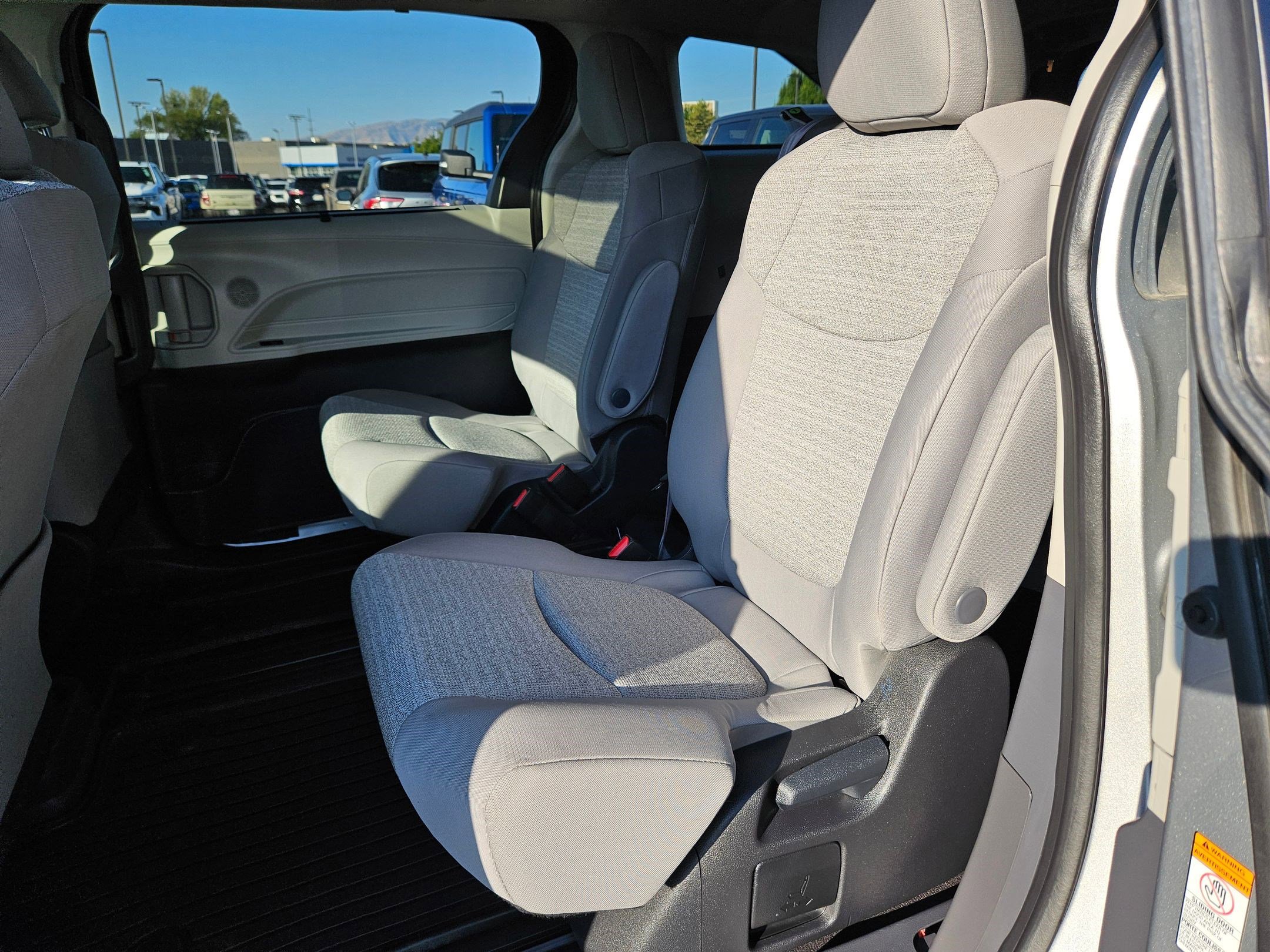 2023 Toyota Sienna LE photo 25