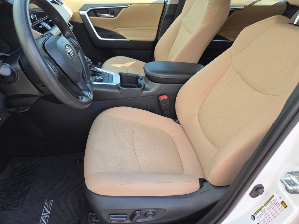 2023 Toyota RAV4 Hybrid XLE photo 16