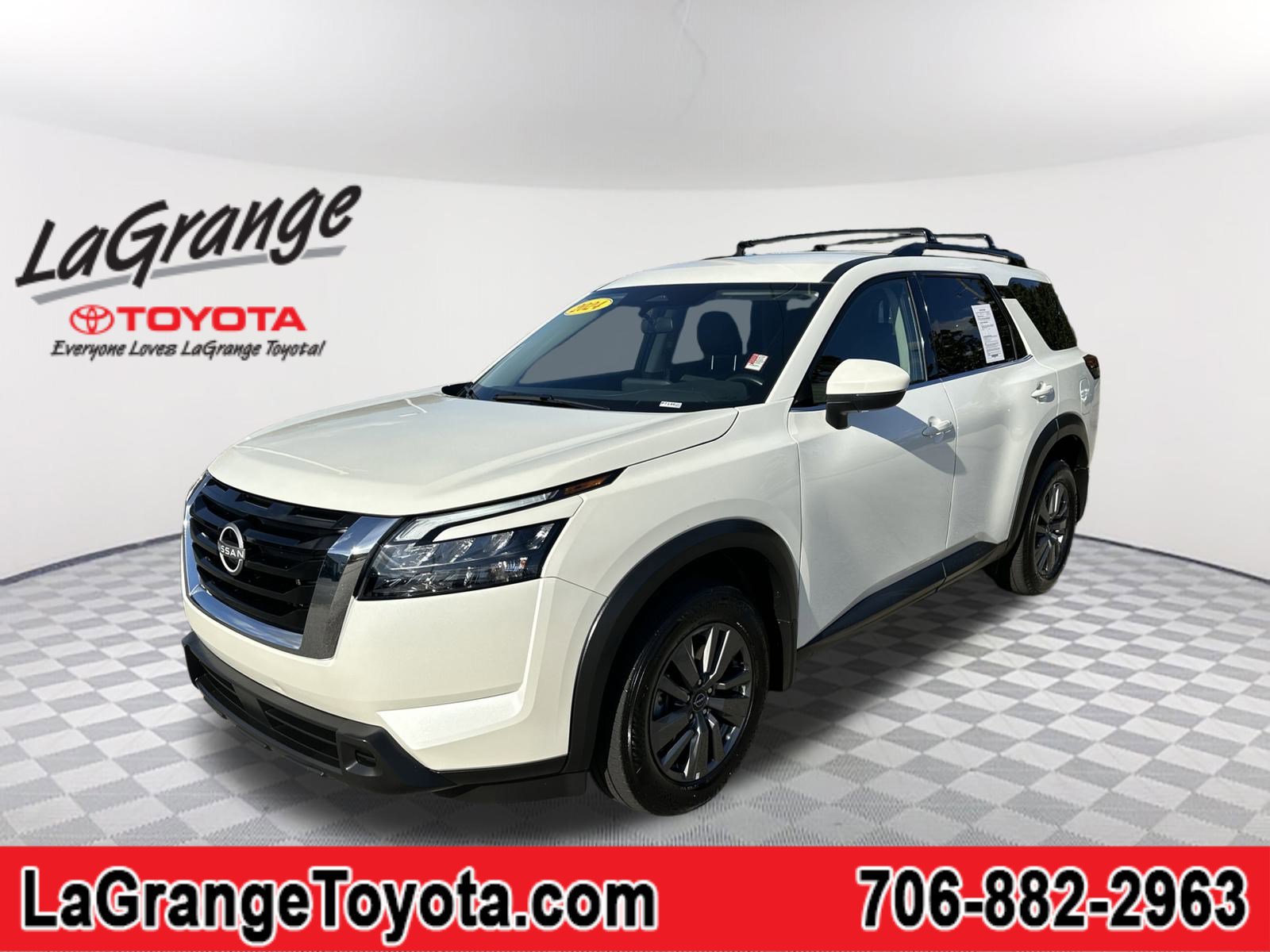 2024 Nissan Pathfinder SV's photo
