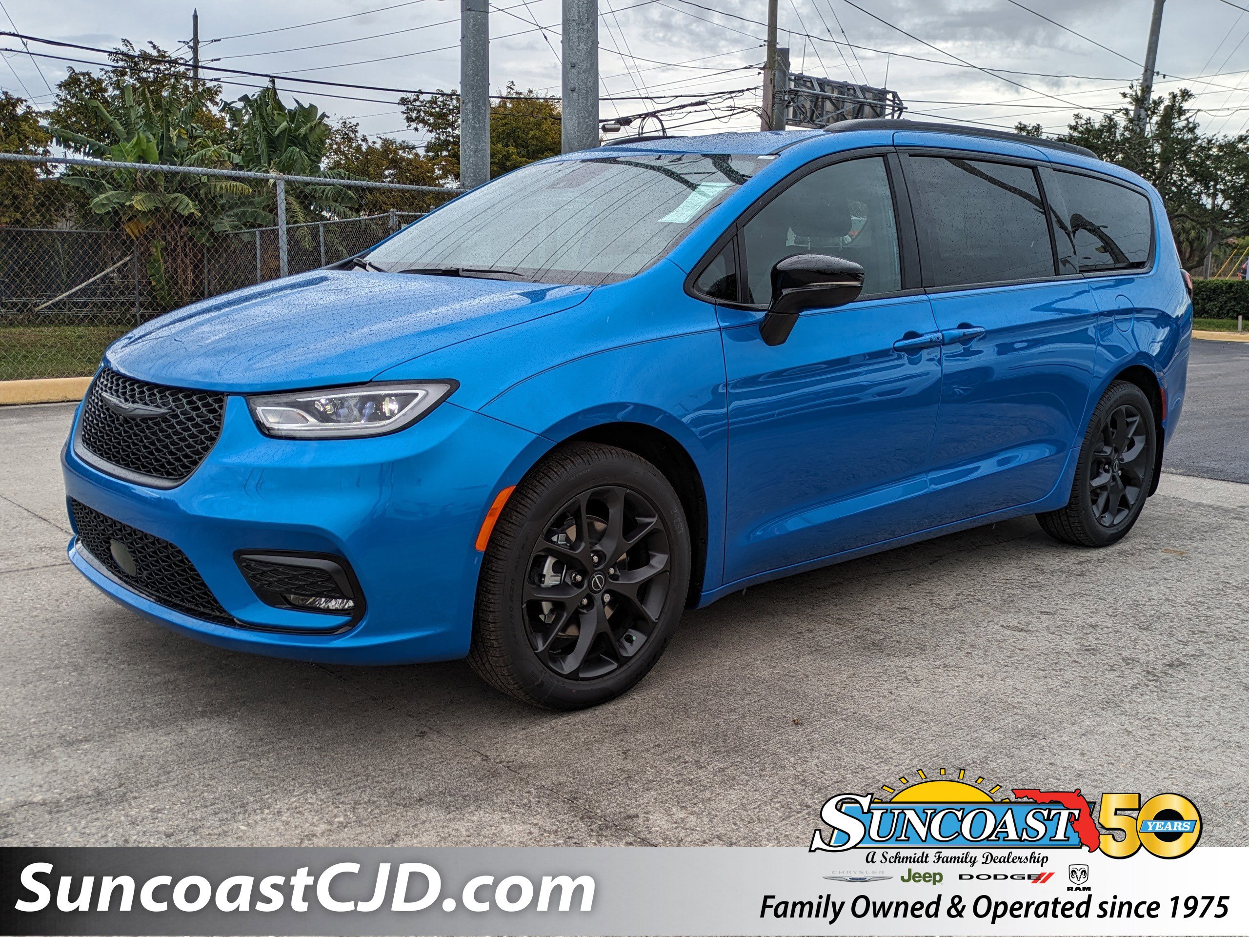 2026 Chrysler Pacifica Select's photo