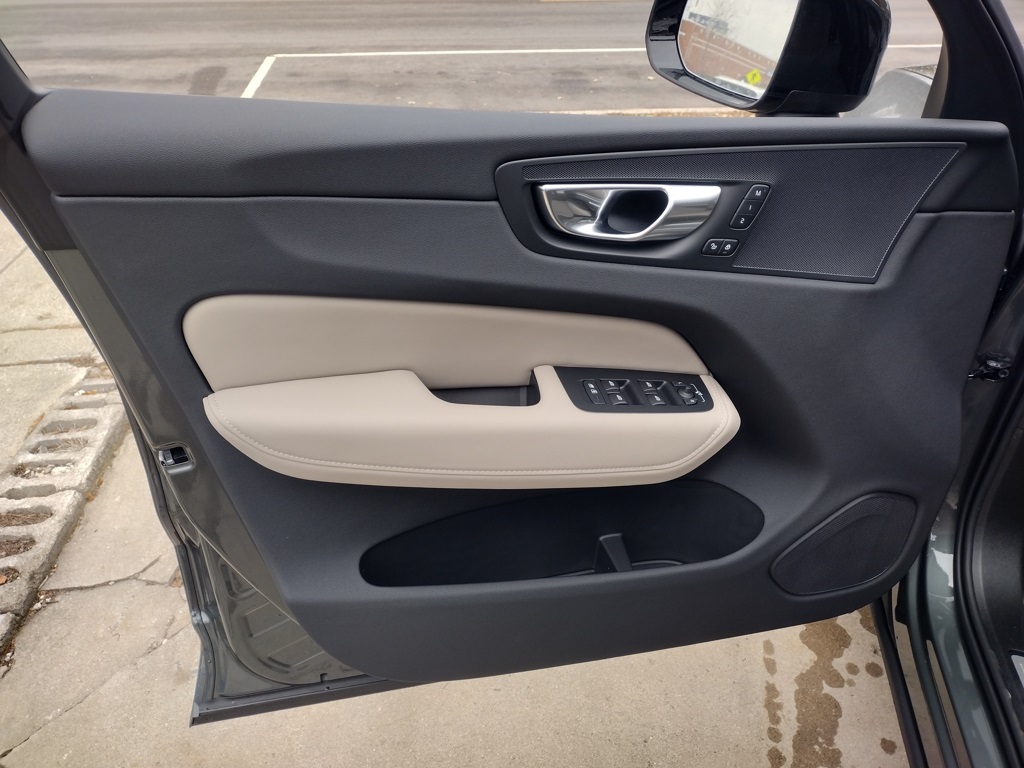 2026 VOLVO XC60 - Image 7