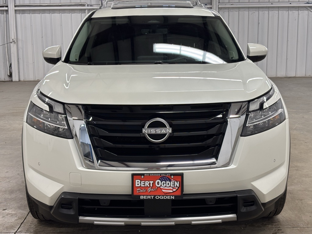 2023 Nissan Pathfinder Platinum photo 2