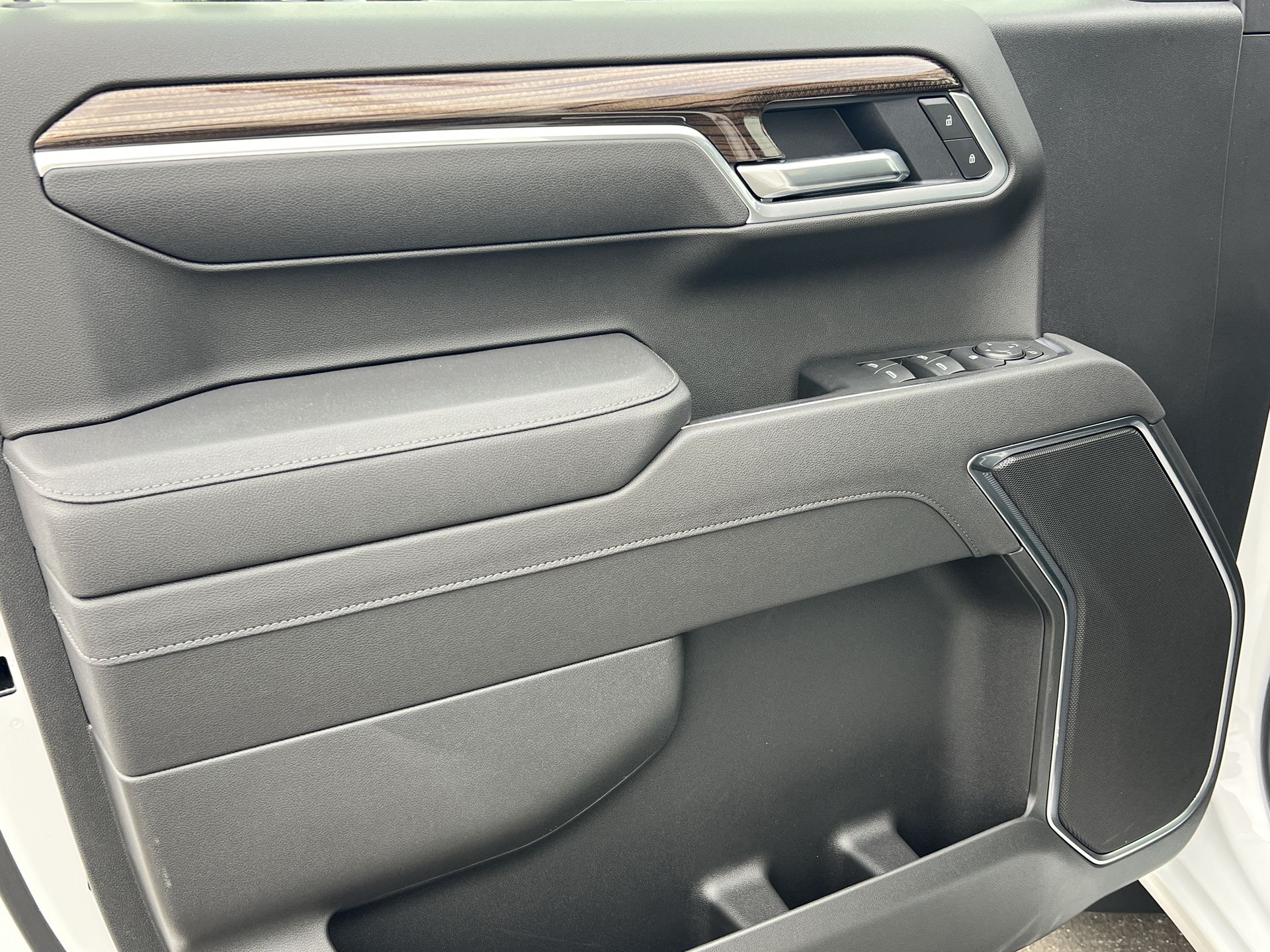 2026 Chevrolet Silverado 1500 RST photo 4