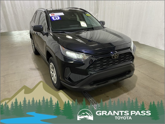 2021 Toyota RAV4 LE's photo