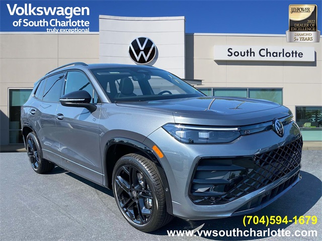 2025 Volkswagen Tiguan SE R-LINE BLACK's photo