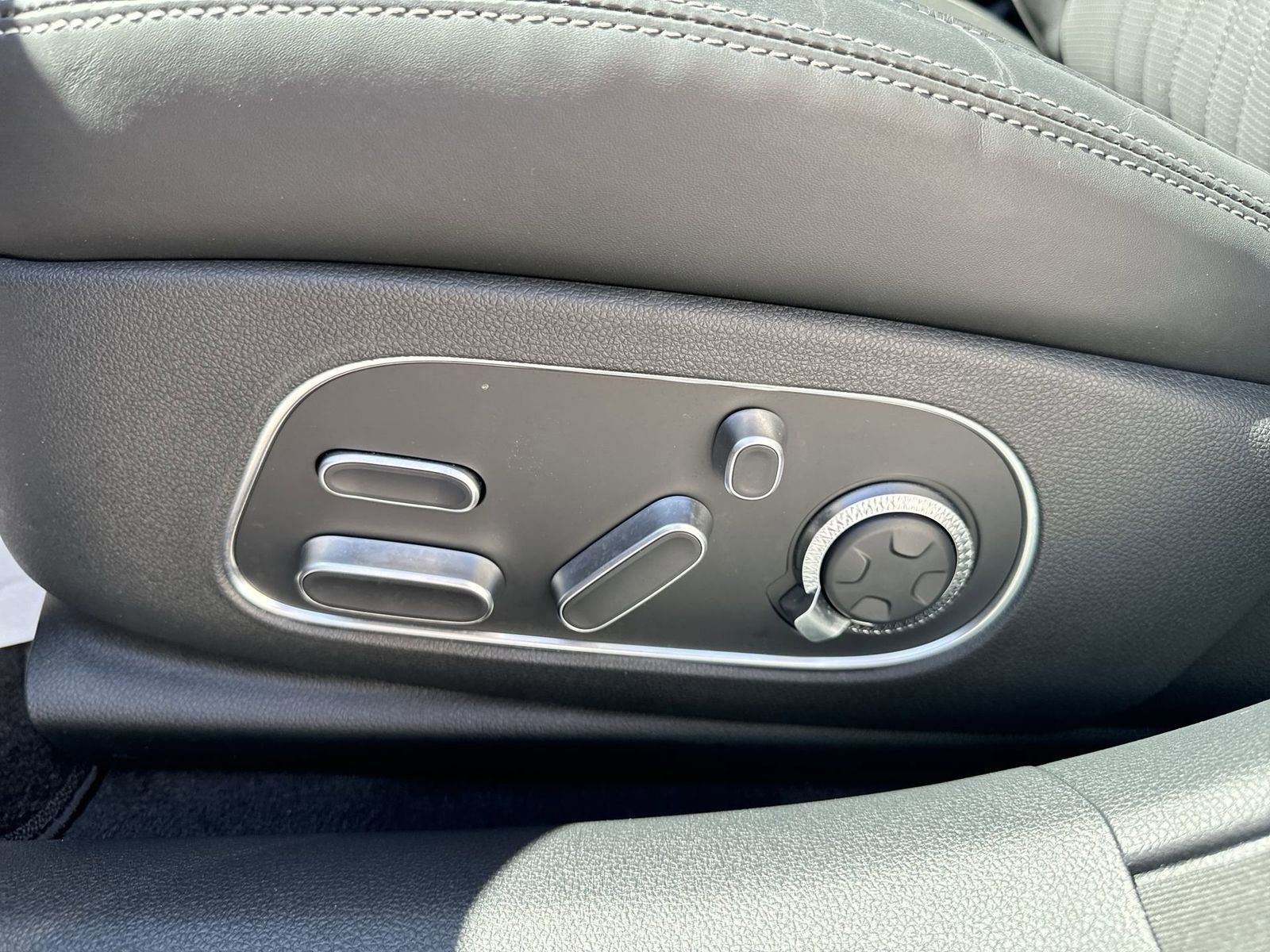 2024 Genesis G90 3.5T E-Supercharger photo 18