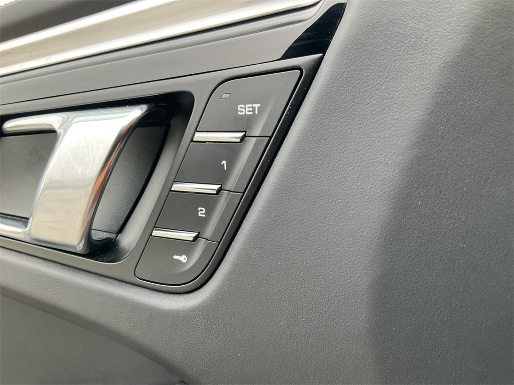 2023 Porsche Macan Base photo 27