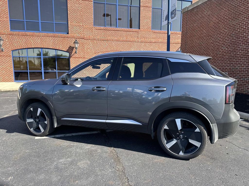 2025 Nissan Kicks SR photo 2