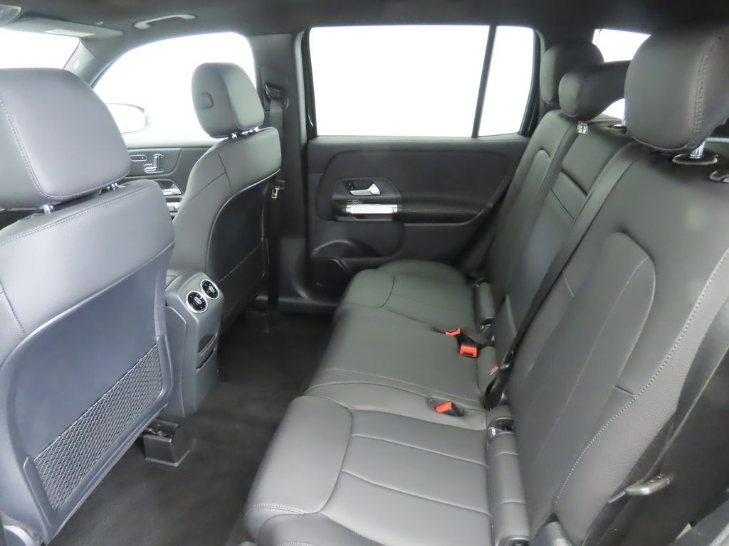 2025 Mercedes Benz GLB 250 photo 21