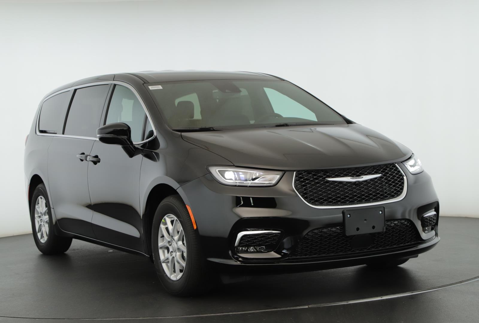 2026 Chrysler Pacifica Select's photo