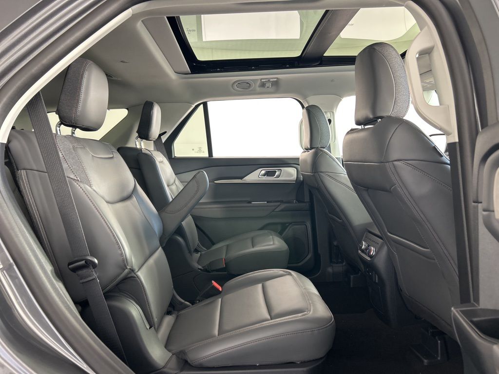 2025 Ford Explorer photo 23