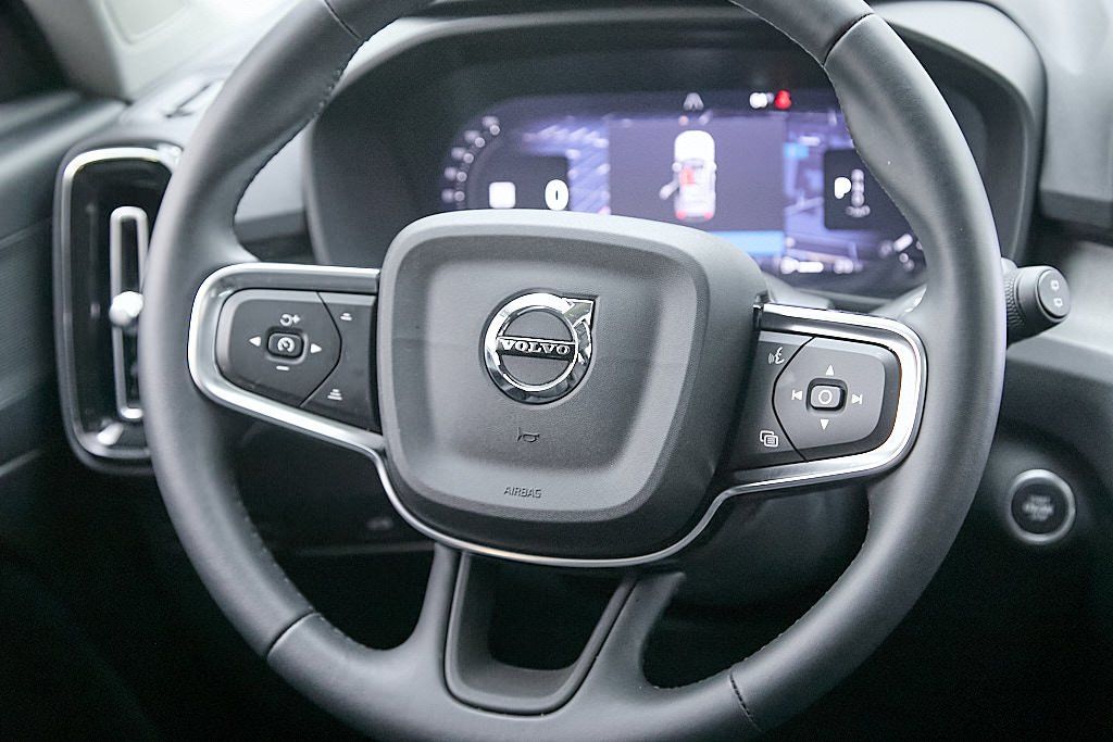 2026 VOLVO XC40 - Image 28