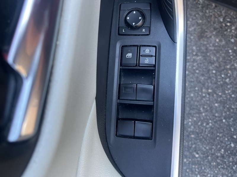 2020 Toyota RAV4 Hybrid XLE photo 11