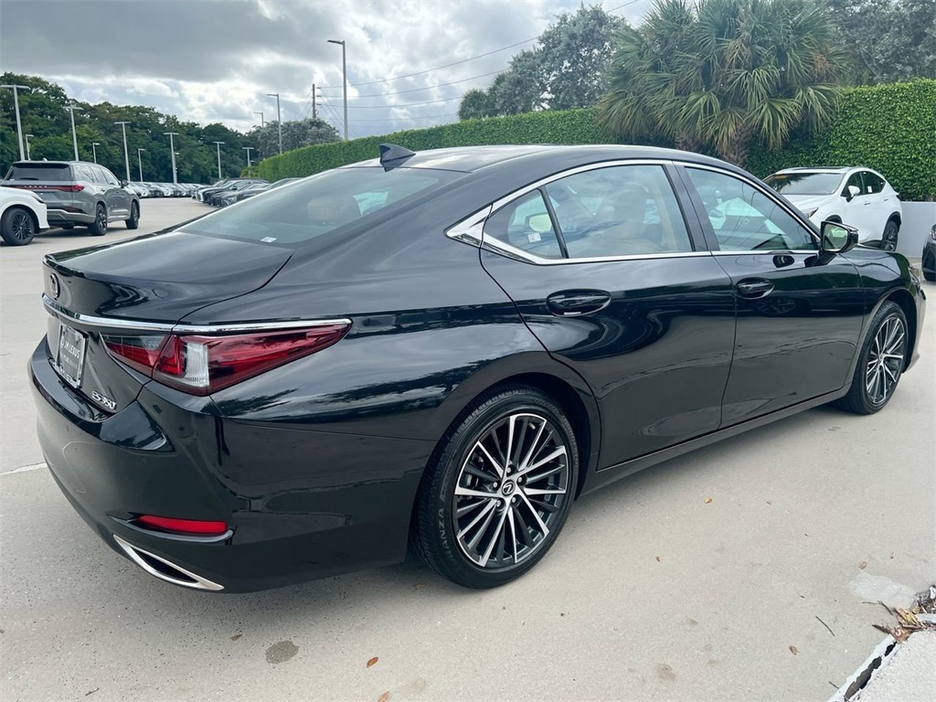 2025 Lexus ES 350 photo 7