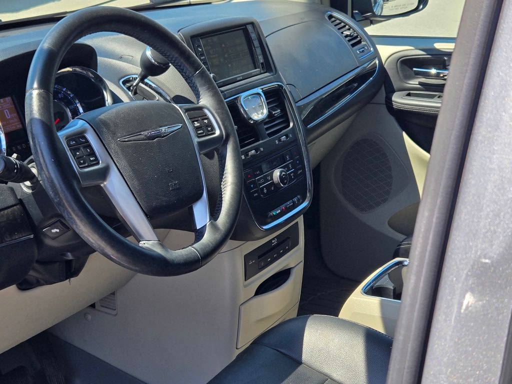 2013 Chrysler Town & Country photo 19