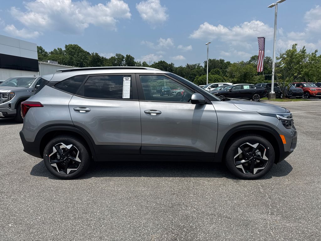 2025 Kia Seltos S photo 2