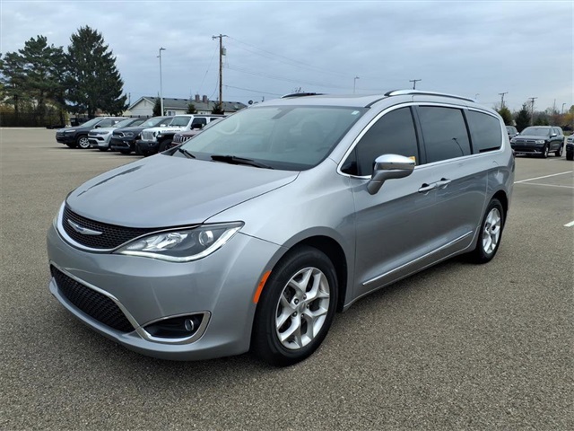 2020 Chrysler Pacifica Limited's photo