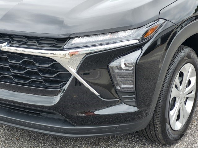 2025 Chevrolet Trax LS photo 5
