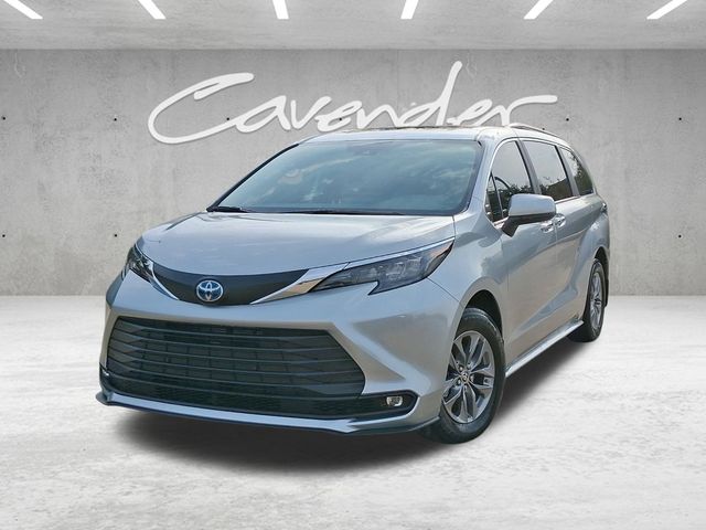 2025 Toyota Sienna XLE's photo