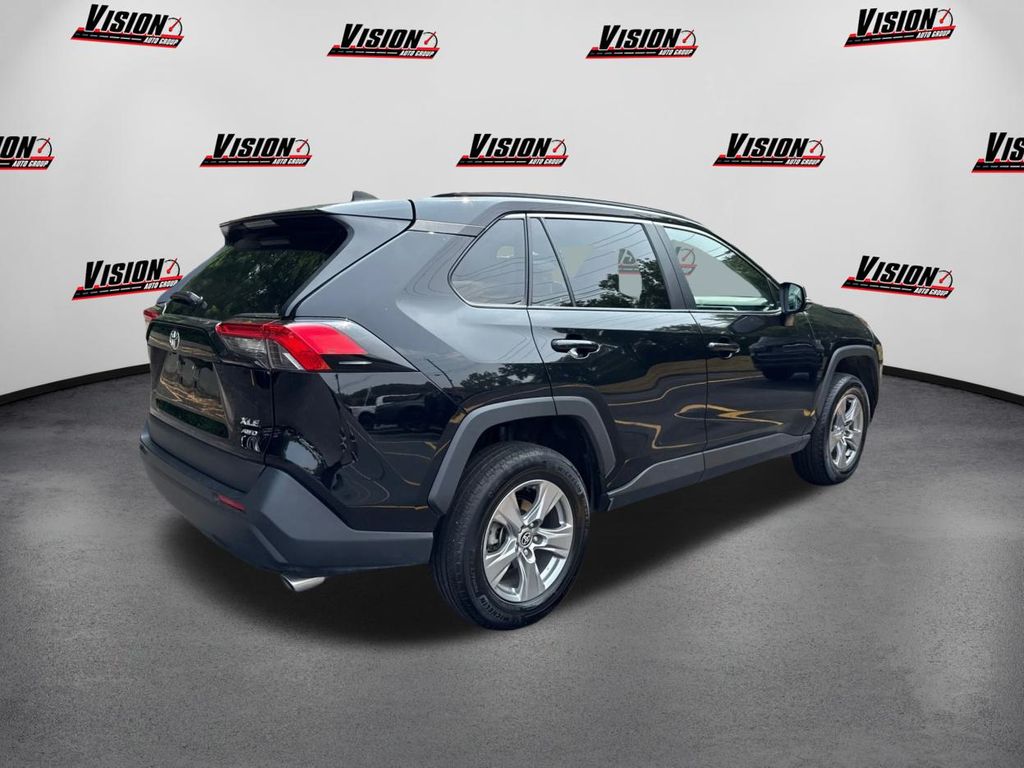 2025 Toyota RAV4 XLE photo 5