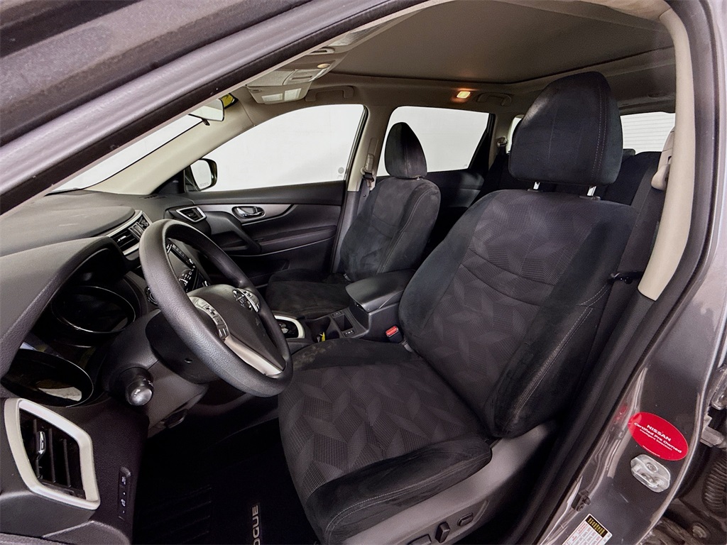 2016 Nissan Rogue SV photo 18