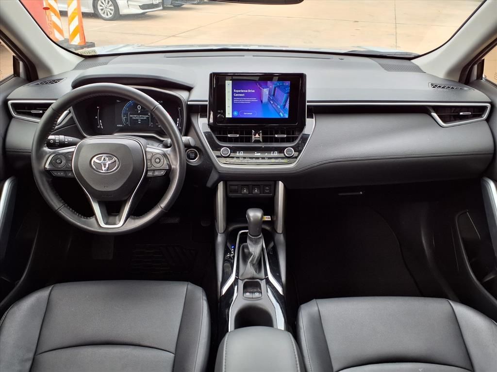 2023 Toyota Corolla Cross XLE photo 3
