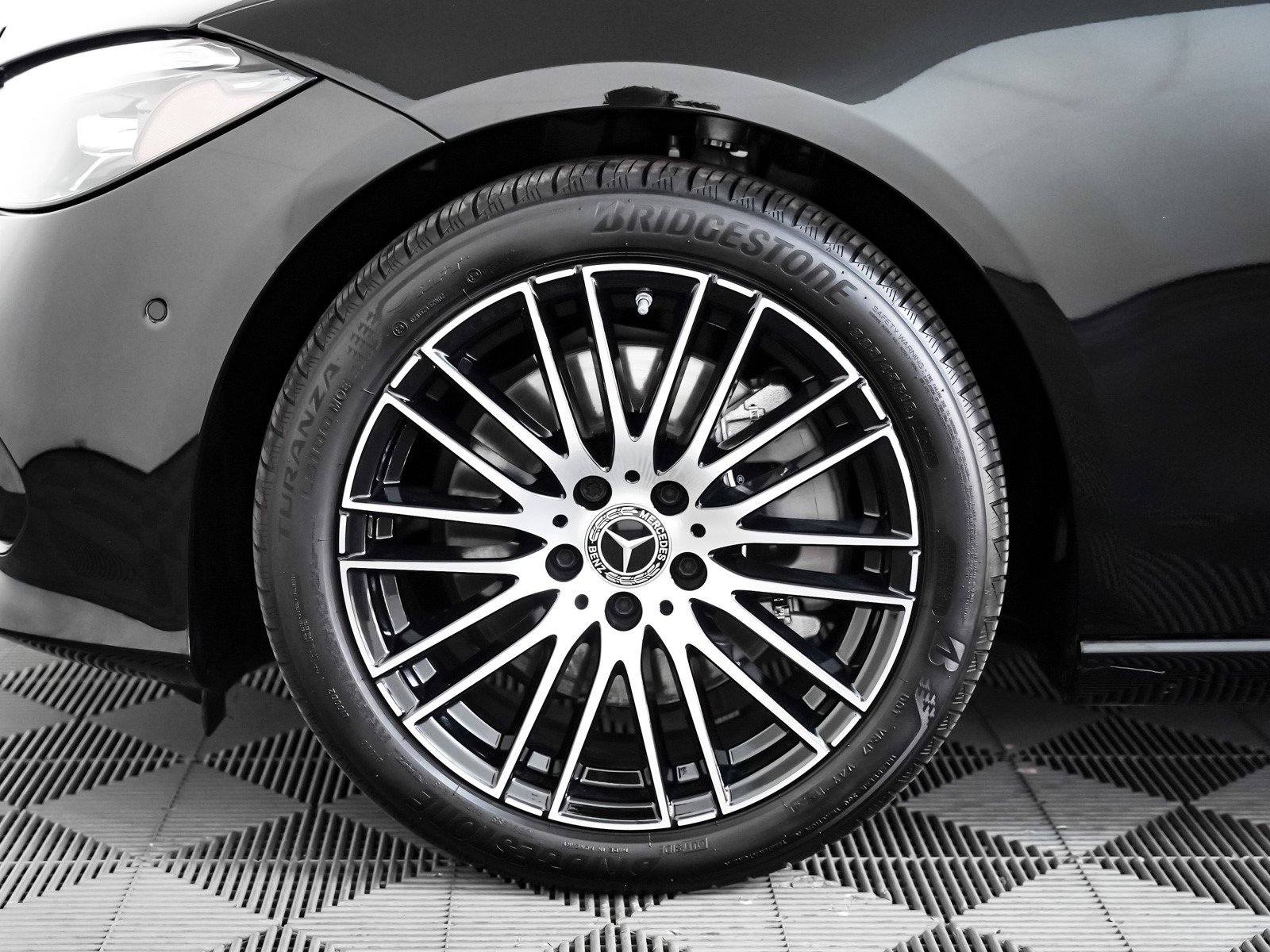 2025 Mercedes Benz C 300 Sedan photo 4
