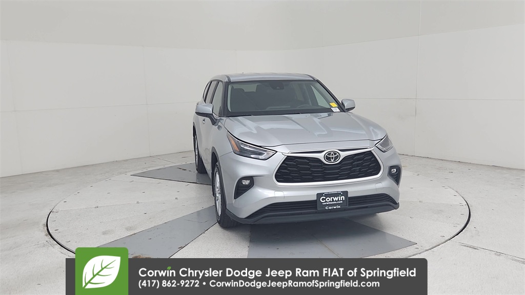 2024 Toyota Highlander LE photo 4