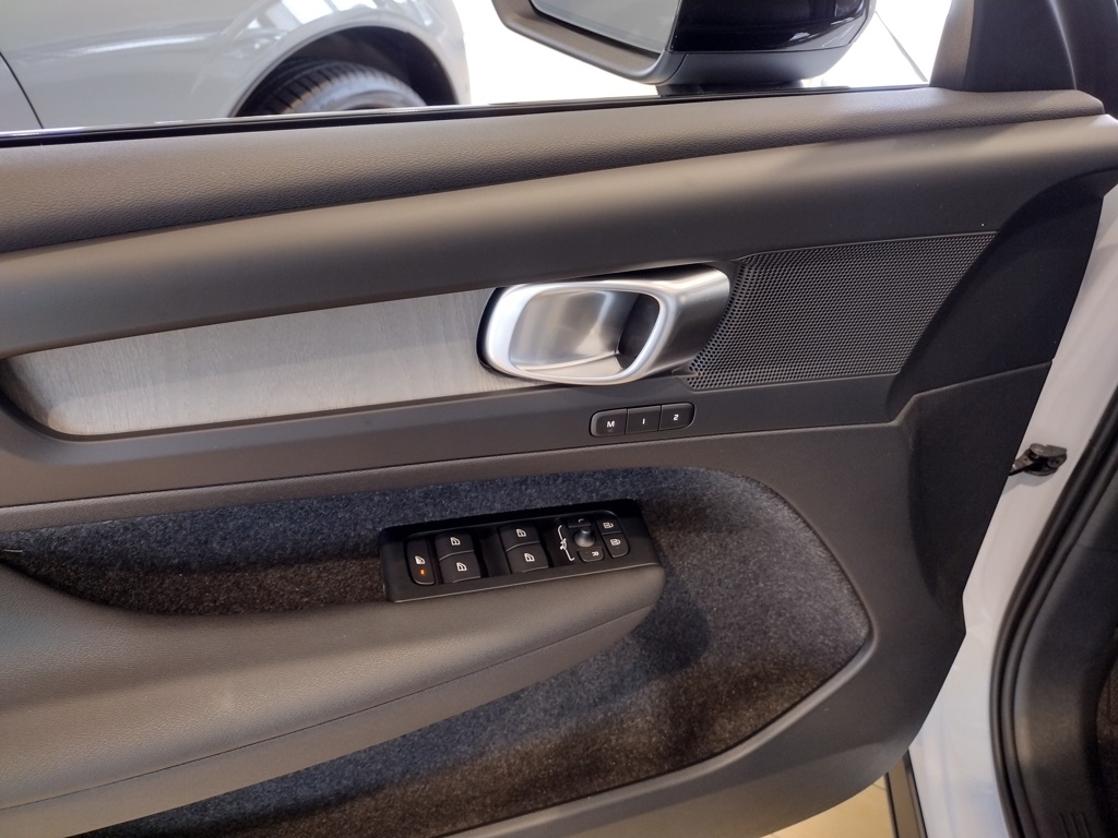 2026 VOLVO XC40 - Image 9